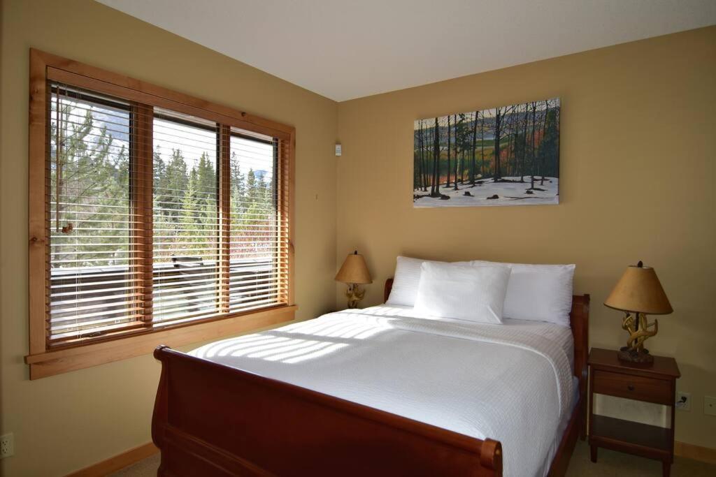 Luxurious Rundle Cliffs Lodge In Spring Creek 坎莫尔 外观 照片
