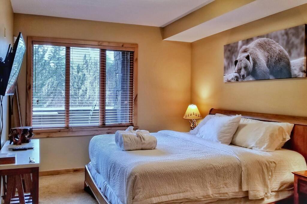 Luxurious Rundle Cliffs Lodge In Spring Creek 坎莫尔 外观 照片