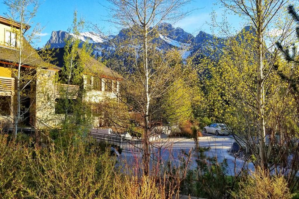 Luxurious Rundle Cliffs Lodge In Spring Creek 坎莫尔 外观 照片