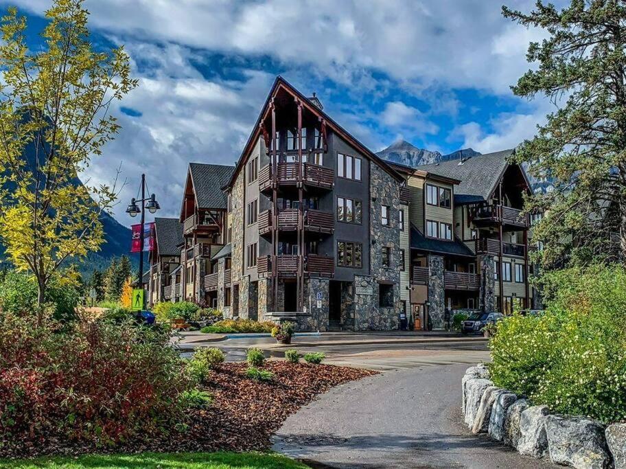 Luxurious Rundle Cliffs Lodge In Spring Creek 坎莫尔 外观 照片
