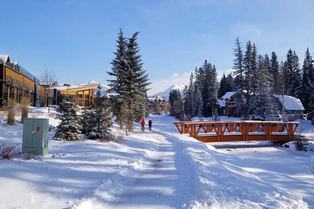 Luxurious Rundle Cliffs Lodge In Spring Creek 坎莫尔 外观 照片