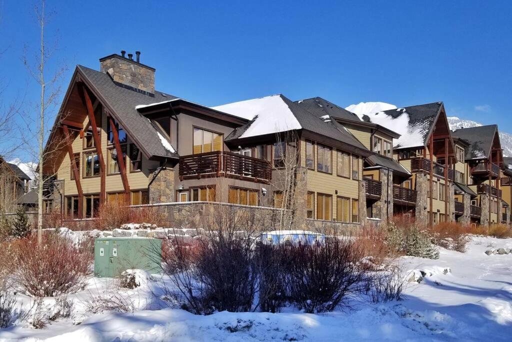 Luxurious Rundle Cliffs Lodge In Spring Creek 坎莫尔 外观 照片