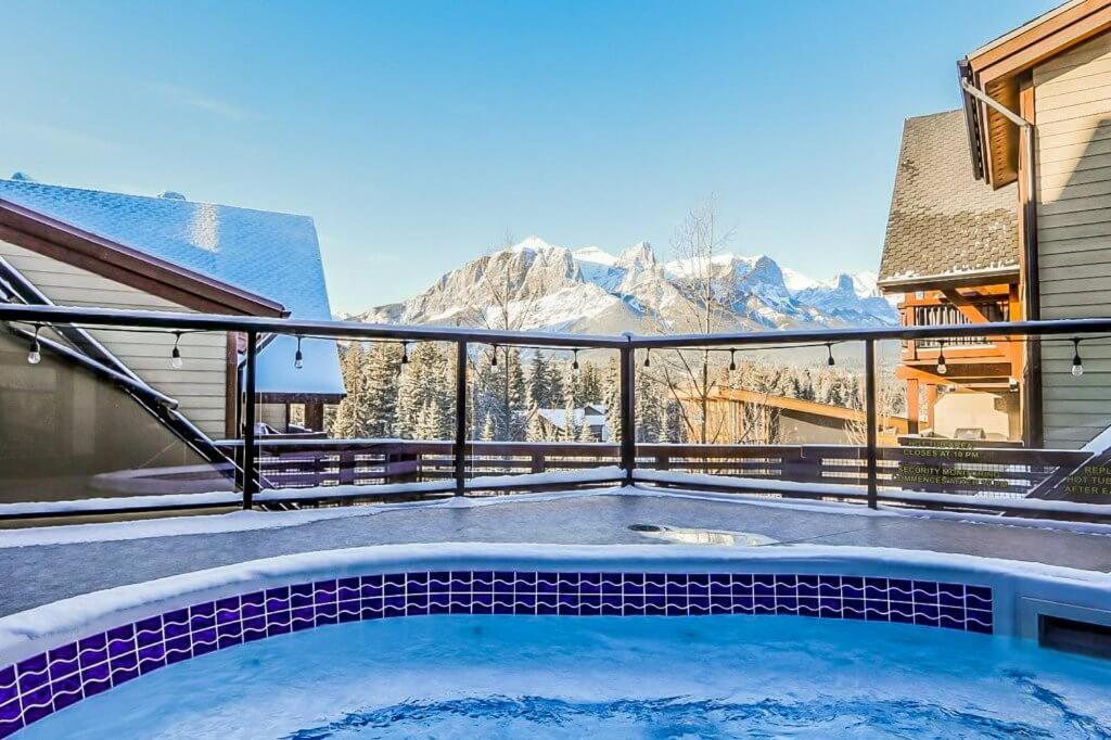 Luxurious Rundle Cliffs Lodge In Spring Creek 坎莫尔 外观 照片