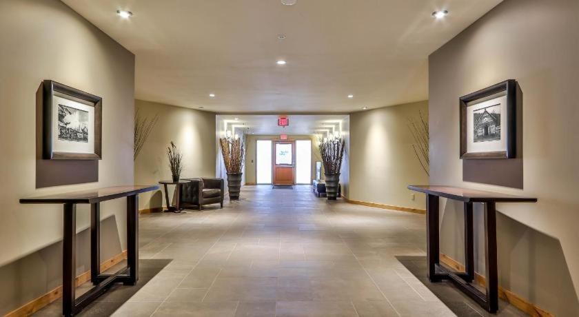 Luxurious Rundle Cliffs Lodge In Spring Creek 坎莫尔 外观 照片