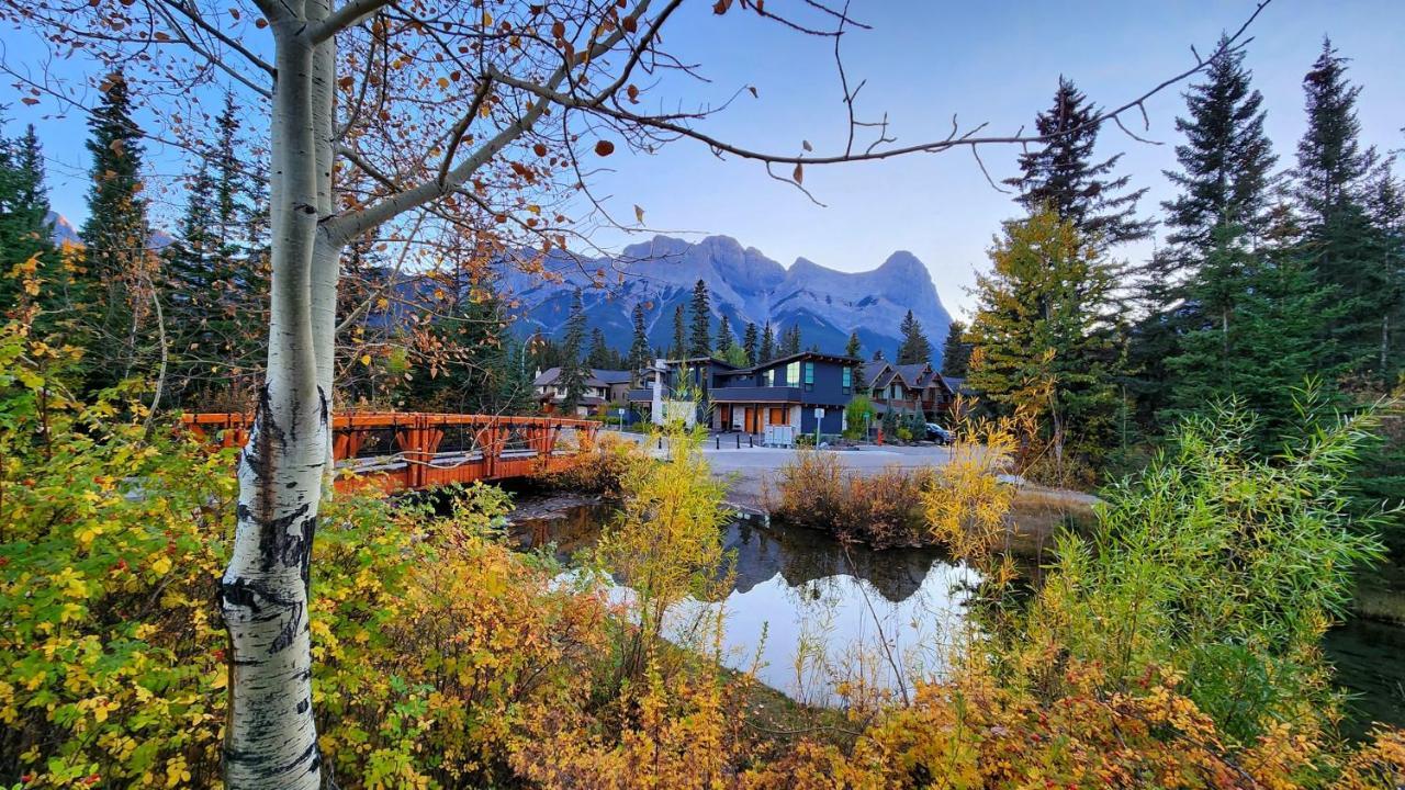 Luxurious Rundle Cliffs Lodge In Spring Creek 坎莫尔 外观 照片