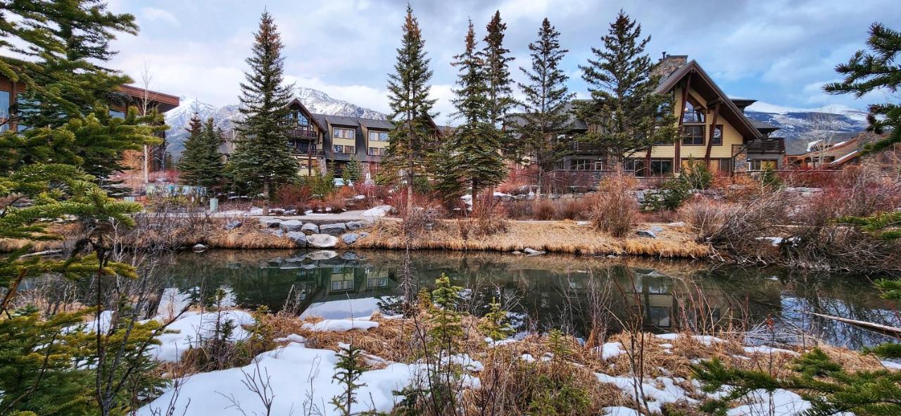 Luxurious Rundle Cliffs Lodge In Spring Creek 坎莫尔 外观 照片